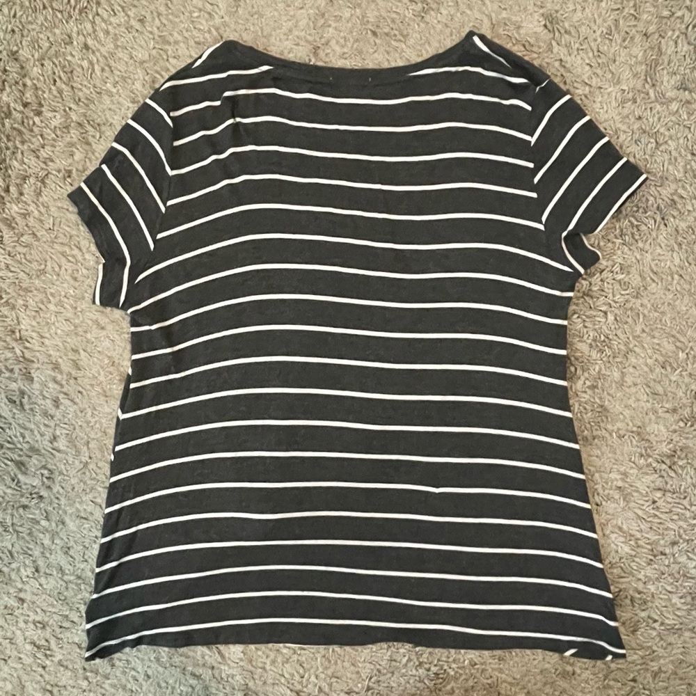 Nine Britton Knot Front Knit Charcoal Gray and White Tee - Picture 2 of 3